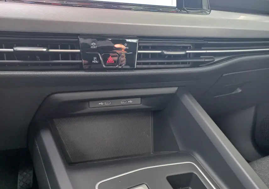 Vue rapprochée de la console centrale de la Volkswagen Golf 1.5 TSI 130 DSG7 Life Plus 2023, avec commandes et ports USB visibles.