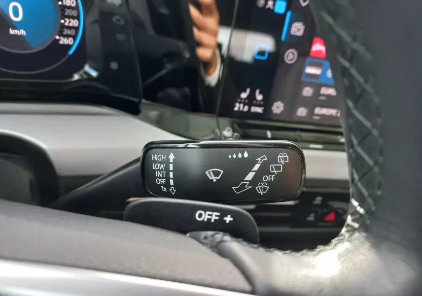 Gros plan sur la commande d'essuie-glace à gauche du volant dans l'habitacle d'une Volkswagen Golf 2023.