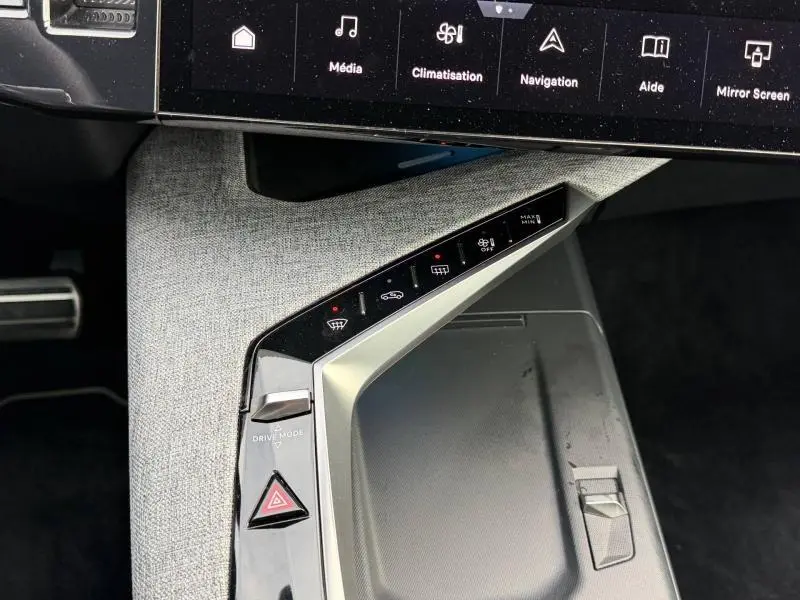 Gros plan sur la console centrale du Peugeot 3008 GT électrique 2024, montrant les commandes tactiles et le revêtement gris clair.