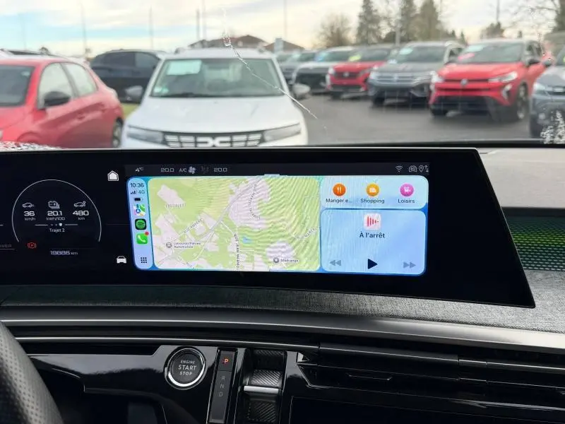 Vue intérieure du tableau de bord du Peugeot 3008 électrique 2024, écran tactile multifonction et commandes au volant visibles.