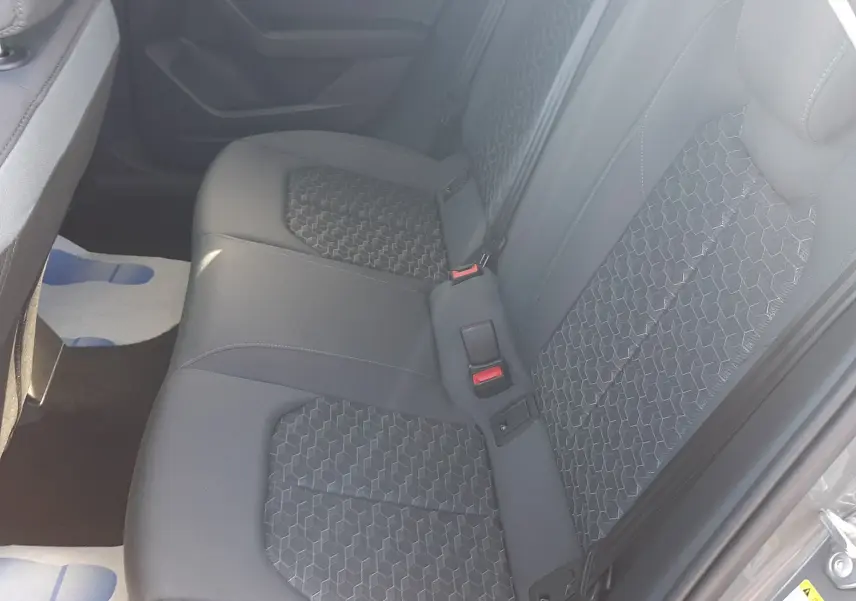 Vue intérieure côté droit des sièges arrière en tissu gris avec motifs hexagonaux de l'Audi A1 Sportback 2025.