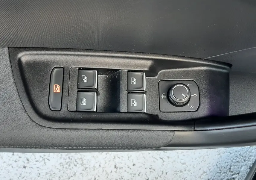 Panneau de commandes des vitres et rétroviseurs électriques côté conducteur d'une Audi A1 Sportback gris Chronos avec toit noir.