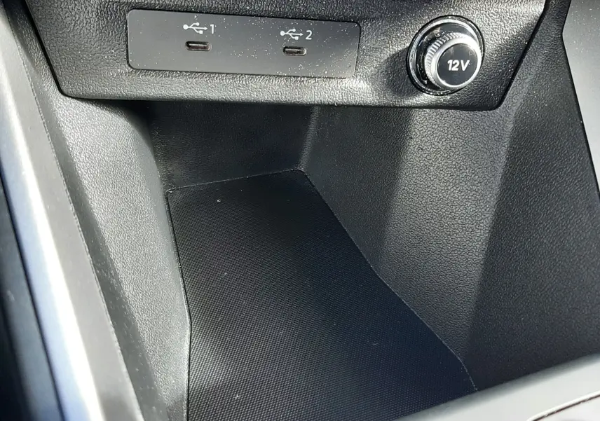 Gros plan sur la console centrale de l'Audi A1 Sportback 2025, montrant les ports USB-C et prise 12V noirs.