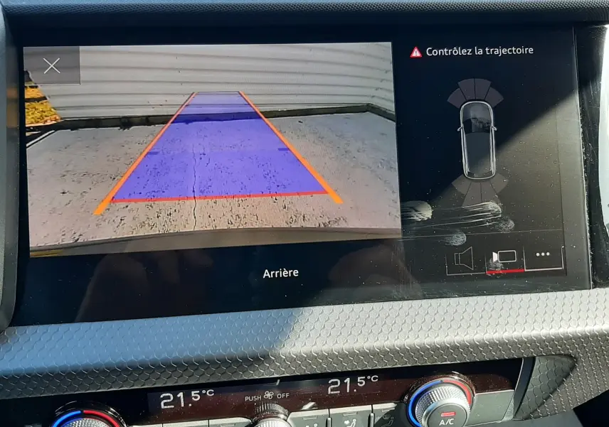 Écran intérieur de l’Audi A1 Sportback 30 TFSI 116ch S-Line 2025 montrant la caméra de recul avec guidage de trajectoire.