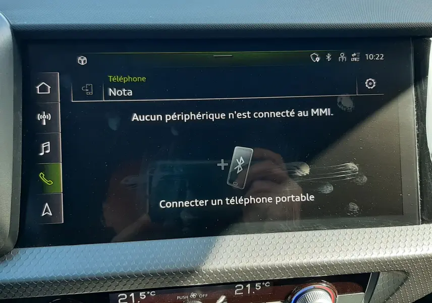 Écran central tactile de l’Audi A1 Sportback 2025 affichant la connexion Bluetooth, avec commandes climatisation en dessous.