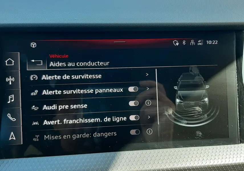 Vue rapprochée de l'écran tactile intérieur de l'Audi A1 Sportback 2025 affichant les aides à la conduite.