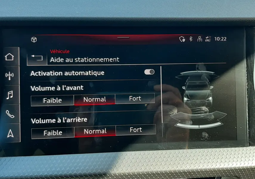 Écran central de l'Audi A1 Sportback 2025 montrant l'aide au stationnement avec réglages de volume avant et arrière.