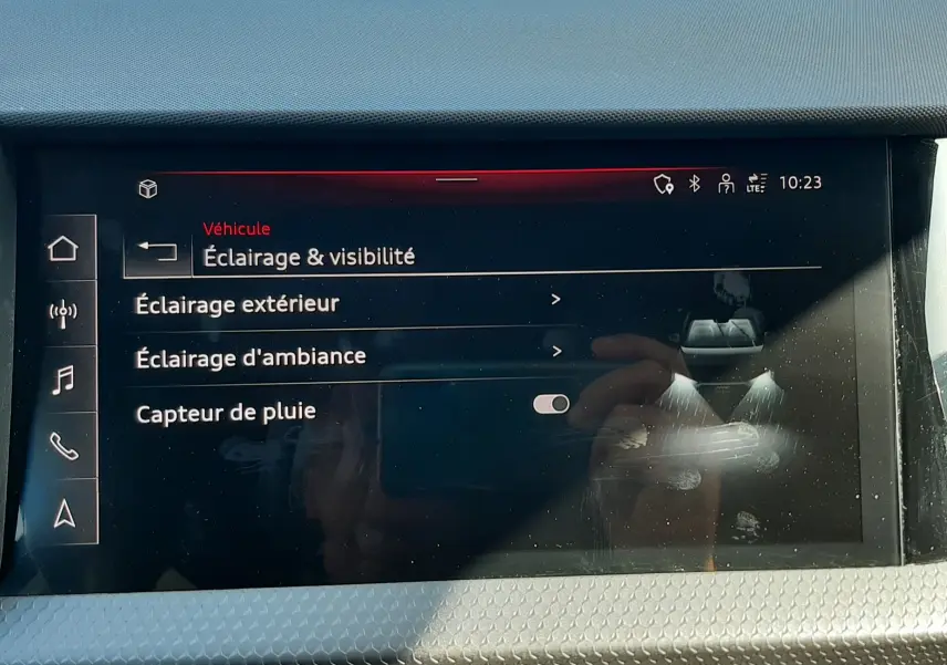 Écran tactile intérieur de l’Audi A1 Sportback 2025 affichant les réglages d’éclairage et visibilité, avec climatisation en dessous.
