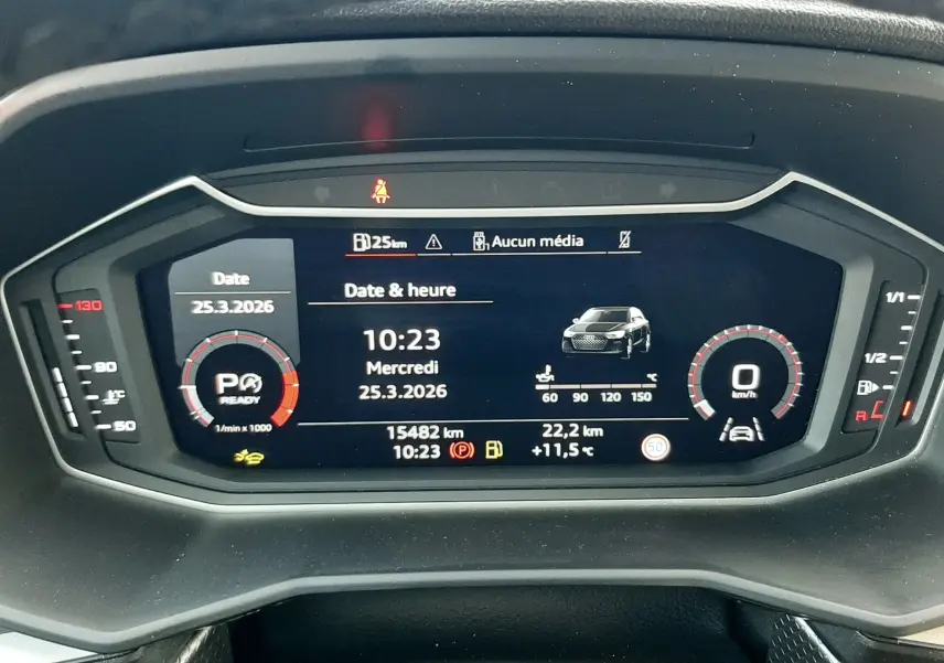 Tableau de bord numérique d'Audi A1 Sportback 2025 affichant date, heure, vitesse à 0 km/h et température extérieure.
