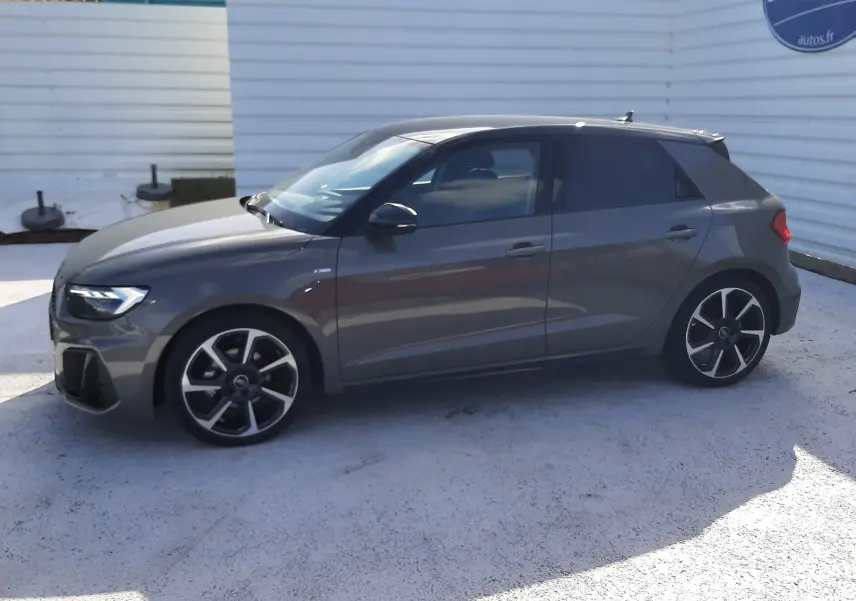 Audi A1 Sportback 2025 gris Chronos avec toit noir, vue profil côté gauche, jantes alu 18 pouces 7 branches hélice.