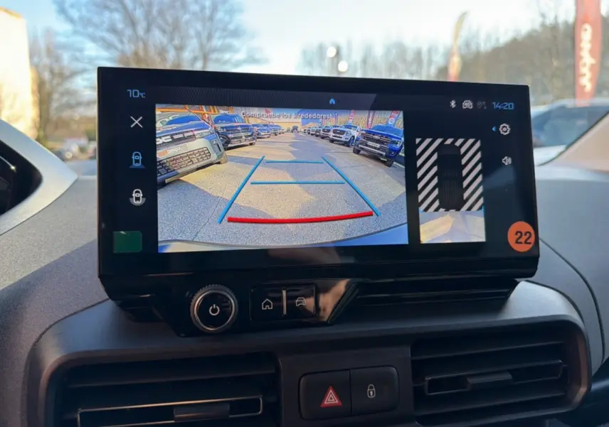 Écran tactile central affichant la caméra de recul du Peugeot Rifter blanc kaolin, vue intérieure avant.