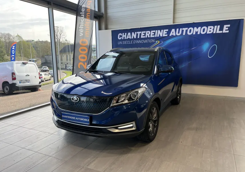 Vue 3/4 avant du SUV électrique SERES 3 Luxe en bleu astral métallisé, exposé en showroom avec calandre noire distinctive.