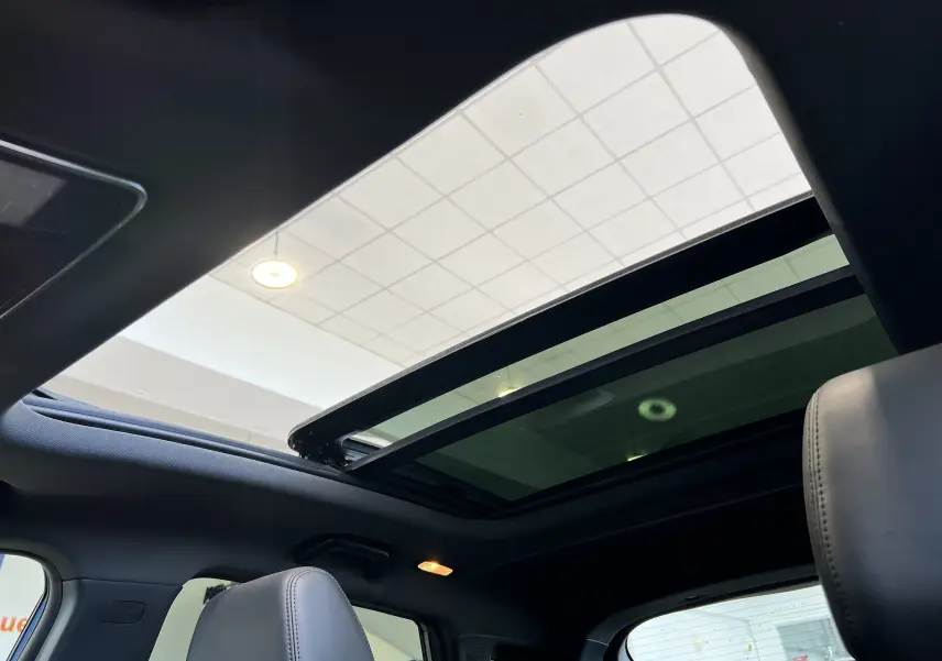 Toit ouvrant panoramique ouvert vu de l'intérieur sur les sièges noirs du SERES 3 Electric 163ch Luxe 2022.