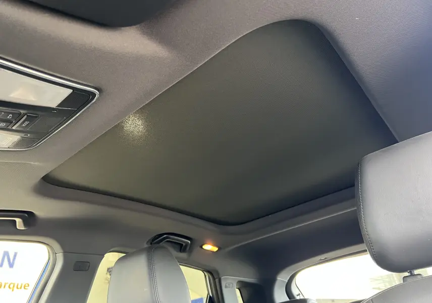 Toit ouvrant panoramique fermé et ciel de toit noir dans l'habitacle du SERES 3 Electric 163ch Luxe bleu astral métallisé.