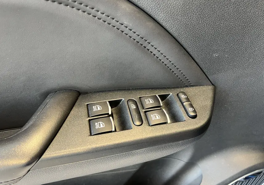 Commande des vitres électriques sur la porte côté gauche en intérieur noir du SERES 3 Electric 2022.