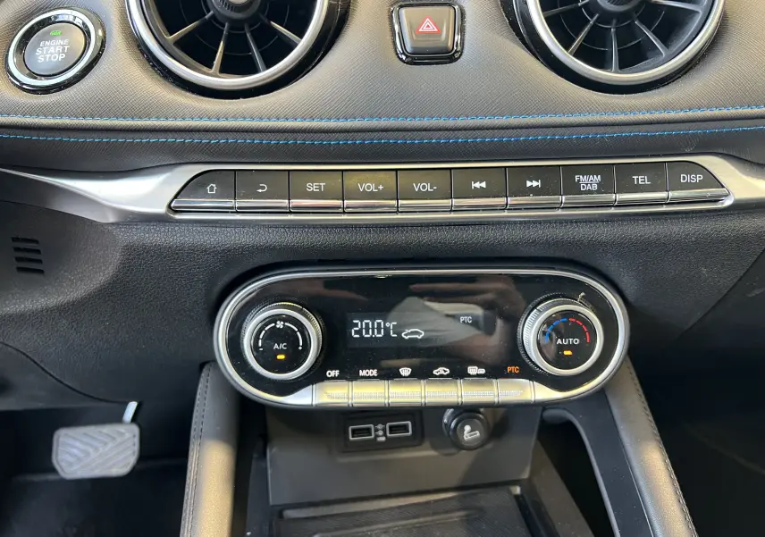 Gros plan sur la console centrale noire du SERES 3 Electric 2022 avec commandes climatisation et bouton start-stop.