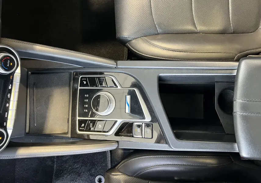 Vue plongeante sur la console centrale noire du SERES 3 Electric 163ch Luxe avec molette de sélection de vitesse et rangement ouvert.