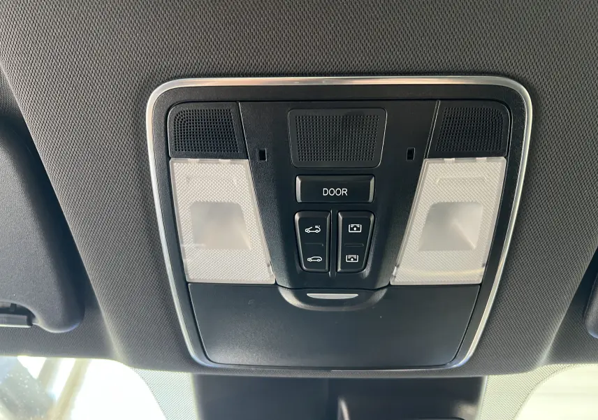 Plafonnier intérieur noir avec commandes d'ouverture de portes et éclairages dans une SERES 3 Electric bleu astral métallisé.