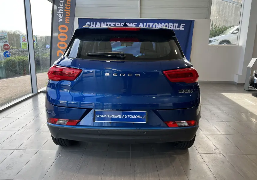 Vue arrière du SUV électrique SERES 3 Luxe 2022 en bleu astral métallisé, avec feux rouges et logo bien visibles.