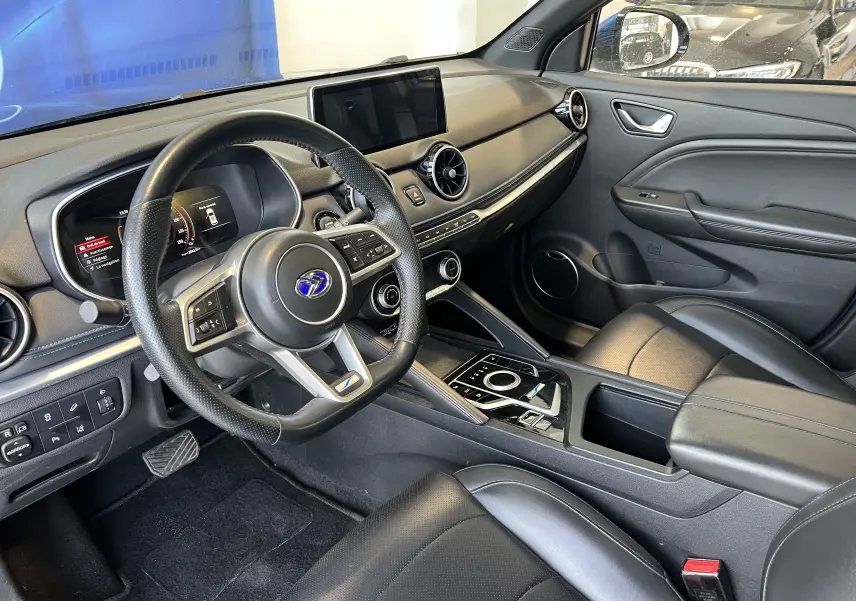 Intérieur noir du SERES 3 Electric 163ch Luxe vu côté conducteur, avec tableau de bord moderne et écran central.