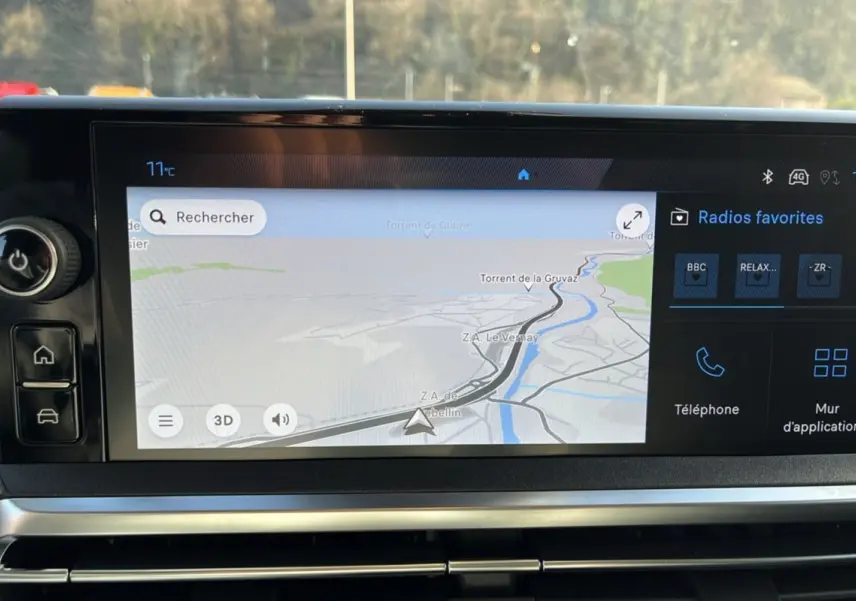 Écran tactile central du Peugeot Traveller 2025 affichant la navigation GPS et les options multimédias.