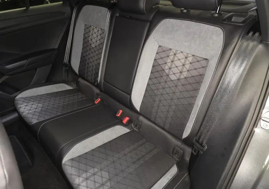 Vue intérieure des sièges arrière en tissu gris et noir du Volkswagen T-Roc 1.5 TSI Evo R-Line 2025.