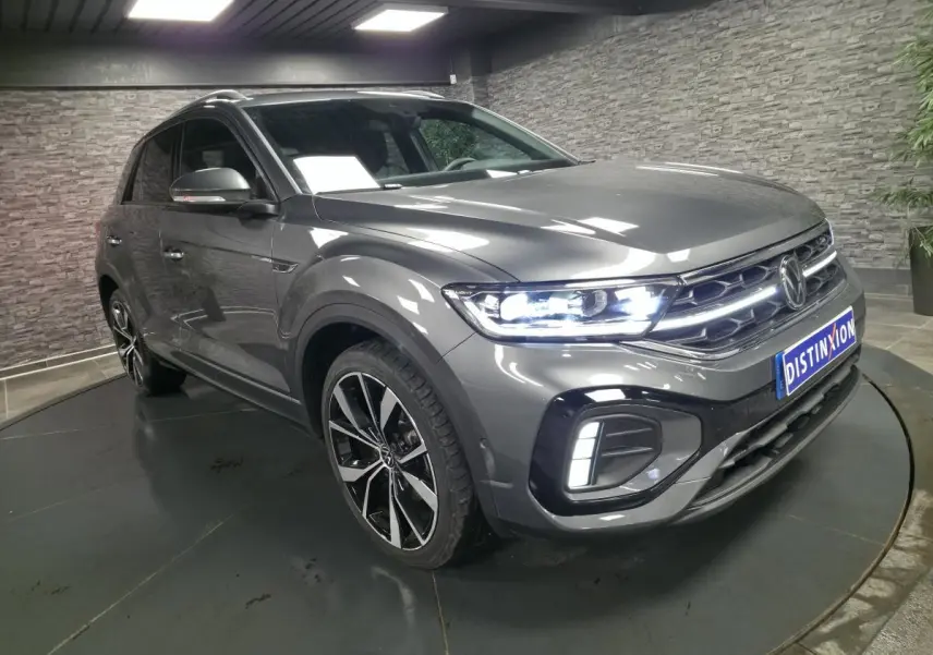 Volkswagen T-Roc gris Indium en 3/4 avant droit avec jantes alliage 19 pouces et phares Matrix LED allumés.