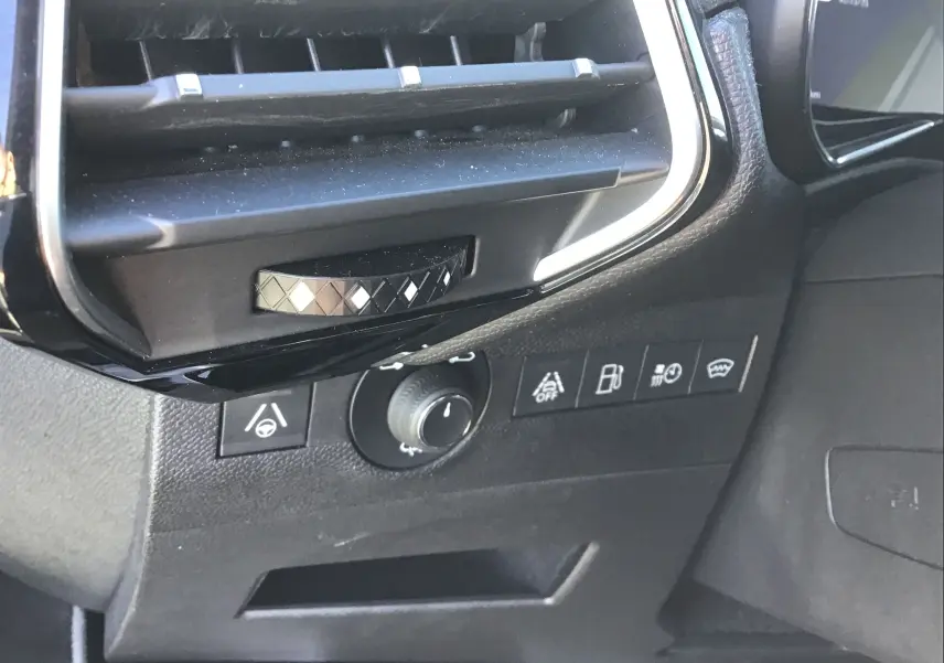 Gros plan sur les commandes et la sortie d’air côté gauche du tableau de bord noir du DS7 Crossback 2023.