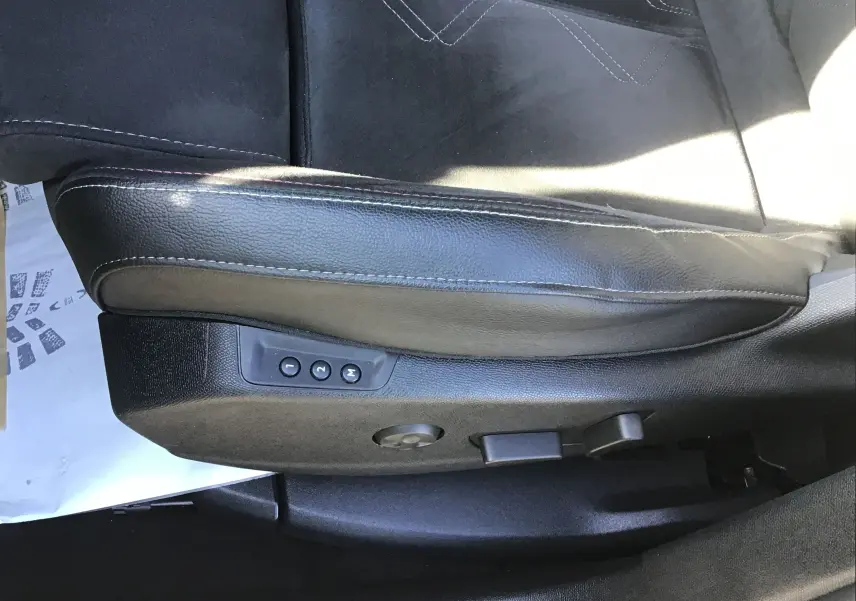 Gros plan sur le côté gauche du siège avant en cuir noir avec commandes électriques de mémoire sur DS7 Crossback 2023.