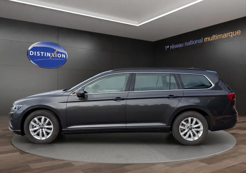 Profil droit d'une Volkswagen Passat SW gris manganèse métallisé, avec jantes alliage et lignes élégantes visibles.