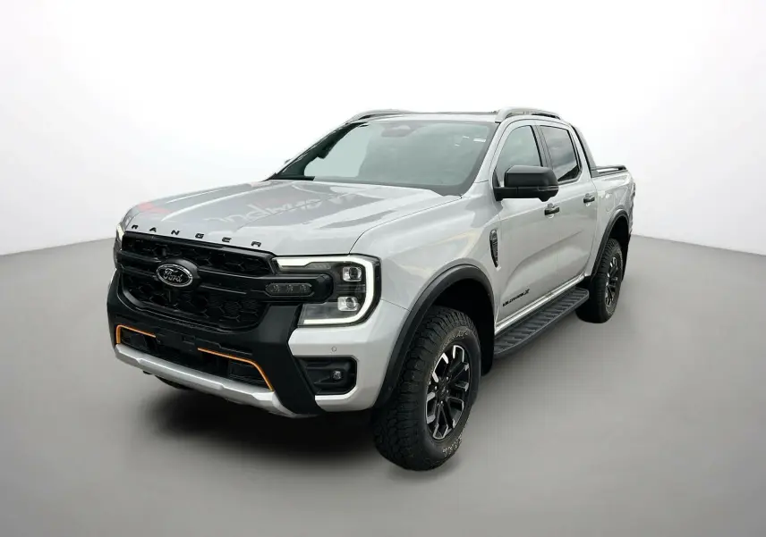 Ford Ranger 2025 gris iconic en vue 3/4 avant droit, avec calandre noire et éclairage auxiliaire orange.