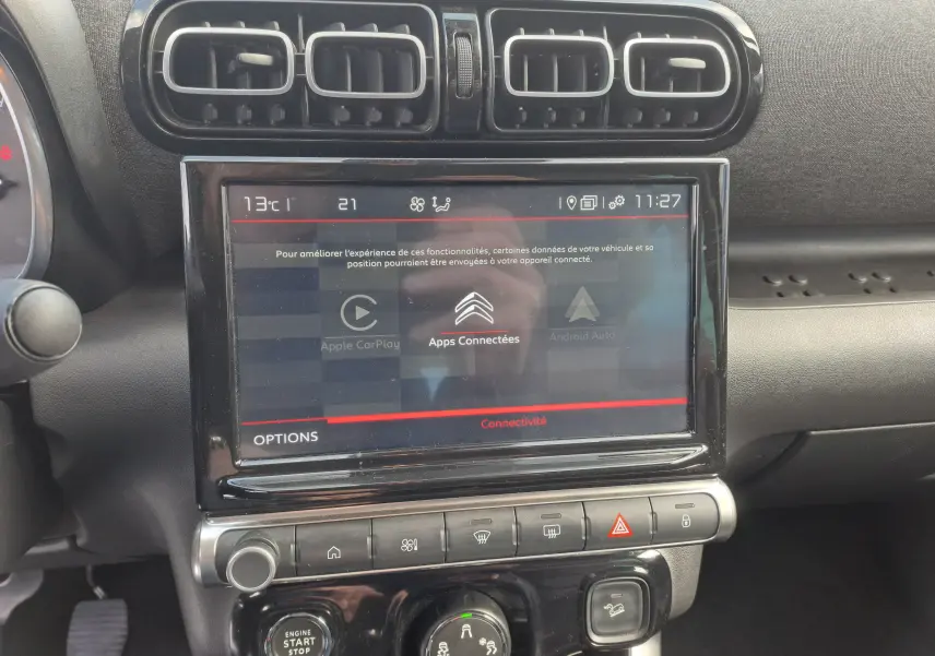 Vue rapprochée de la console centrale du Citroën C3 Aircross 110 Shine 2021, écran tactile avec options connectées.