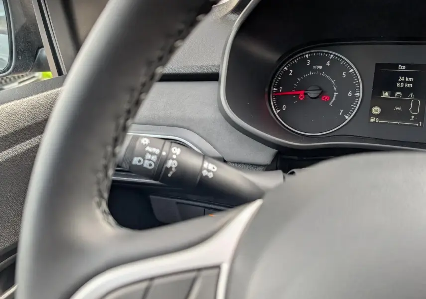 Vue intérieure rapprochée du tableau de bord et du volant gris d’un Dacia Jogger 2025, avec compte-tours et écran multifonction.