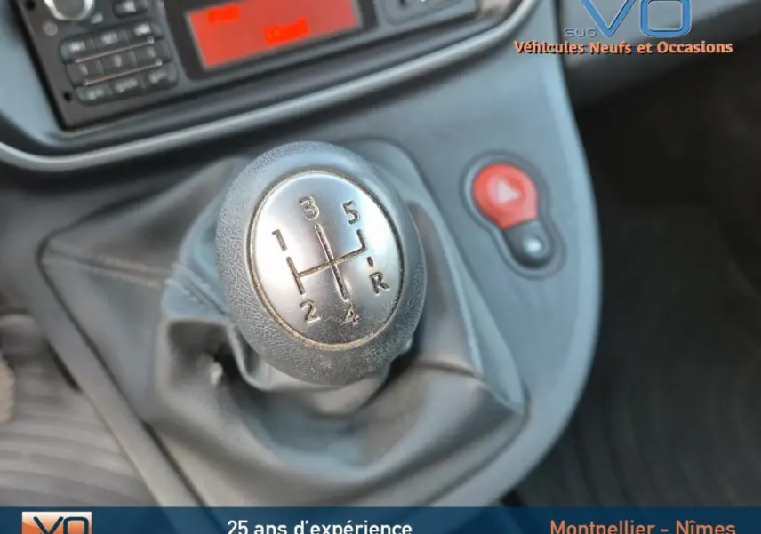 Le levier de vitesses manuel en gros plan dans l'habitacle du Renault Kangoo dCi 75 Energy Zen 2016.
