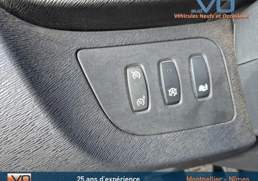 Gros plan sur les boutons de commande du tableau de bord du Renault Kangoo blanc, version dCi 75 Energy Zen 2016.