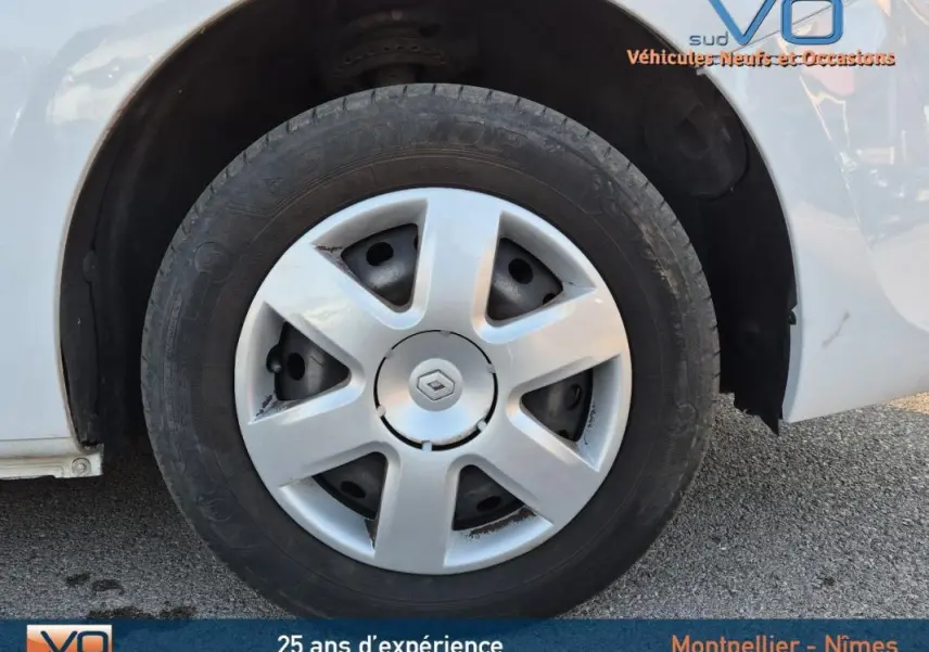 Gros plan sur la roue avant droite blanche d'un Renault Kangoo dCi 75 Energy Zen de 2016 avec jante en plastique.