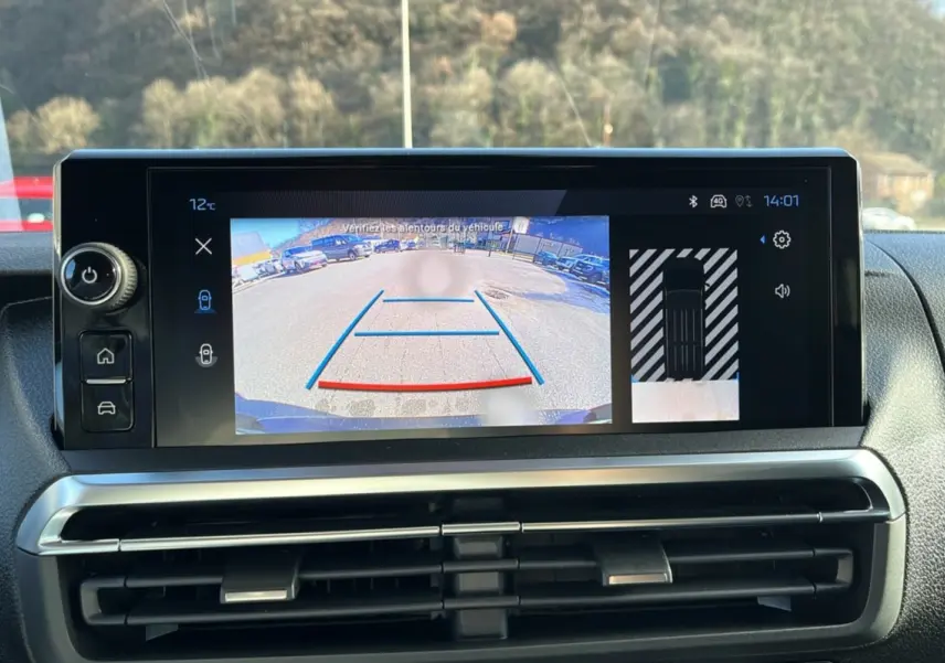 Écran tactile intérieur du Peugeot Traveller 2025 montrant la caméra de recul et l’aide au stationnement.