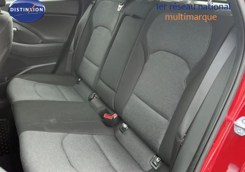 Vue intérieure côté gauche des sièges arrière gris bi-matière d'une Hyundai i30 SW 2023 rouge Sunset Red Metal.