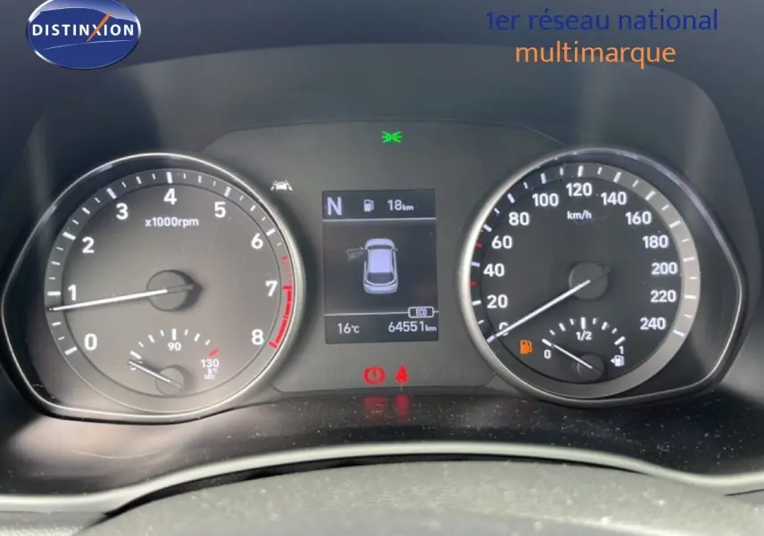 Vue rapprochée du tableau de bord de la Hyundai i30 SW 2023, affichant compte-tours, vitesse et écran central.