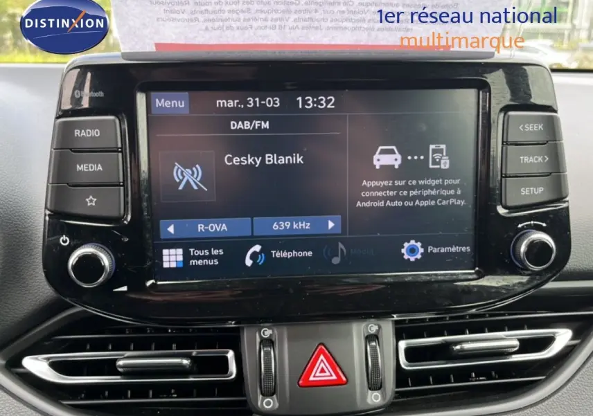 Vue rapprochée de l’écran tactile central de la Hyundai i30 SW 2023 avec commandes et affichage multimédia.