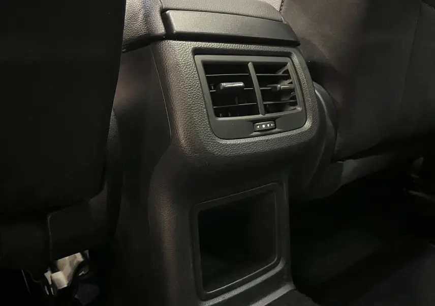 Détail de la console arrière noire avec bouches d’aération du SEAT Ateca blanc, vue intérieure côté arrière passager.