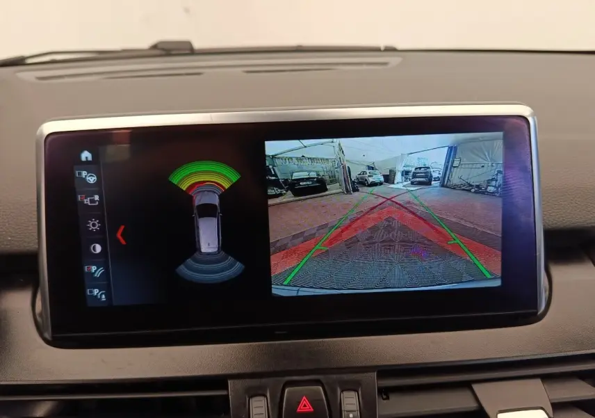 Écran intérieur affichant la caméra de recul et capteurs de stationnement de la BMW Série 2 Gran Tourer 218i Lounge.
