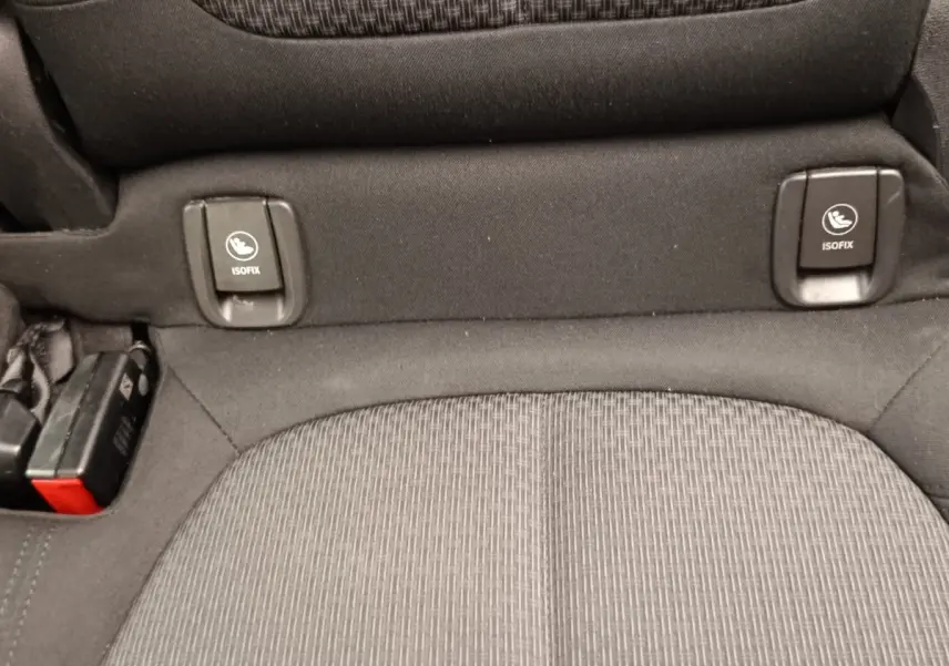 Détail des fixations ISOFIX sur la banquette arrière en tissu gris de la BMW Série 2 Gran Tourer F46.