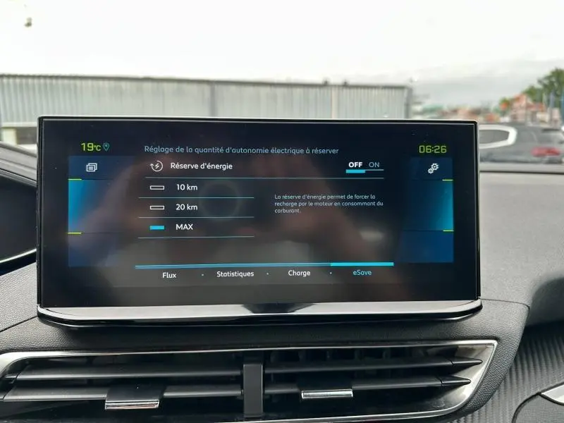 Écran tactile central du tableau de bord du Peugeot 3008 Hybride Rechargeable, affichant les réglages d'autonomie électrique.