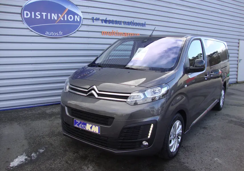 Citroën Jumpy Cabine Approfondie gris platinum en 3/4 avant droit, avec calandre chromée et phares LED visibles.