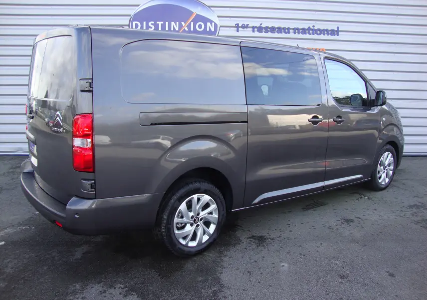 Vue 3/4 arrière côté gauche du Citroën Jumpy Cabine Approfondie gris platinum, fourgon utilitaire 5 places 2024.