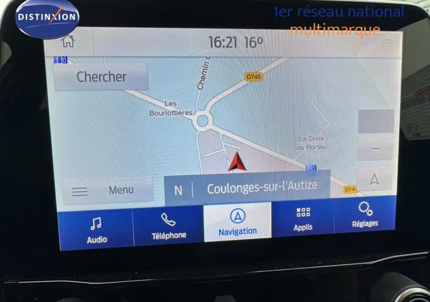 Écran tactile du système de navigation du Ford Puma 2020 affichant une carte et options multimédia.