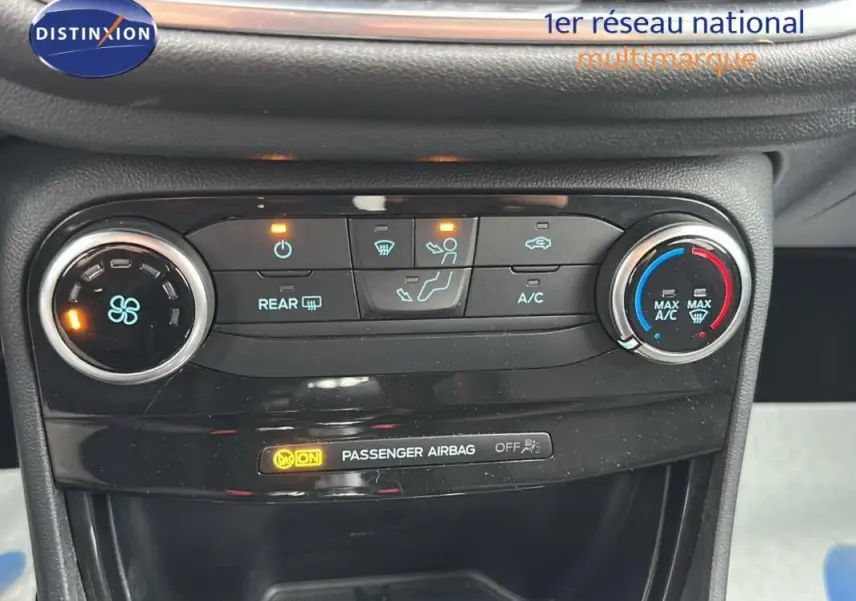 Tableau de bord noir du Ford Puma 2020 avec commandes climatisation et témoin airbag passager allumé.