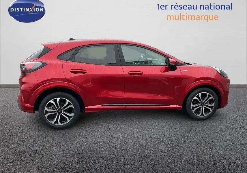 Vue latérale côté gauche d'un Ford Puma rouge 2020 avec jantes alliage et lignes sportives marquées.