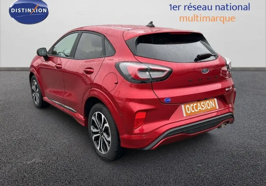 Vue 3/4 arrière droite d'une Ford Puma rouge 2020 avec jantes alliage 17 pouces et feux arrière LED distinctifs.